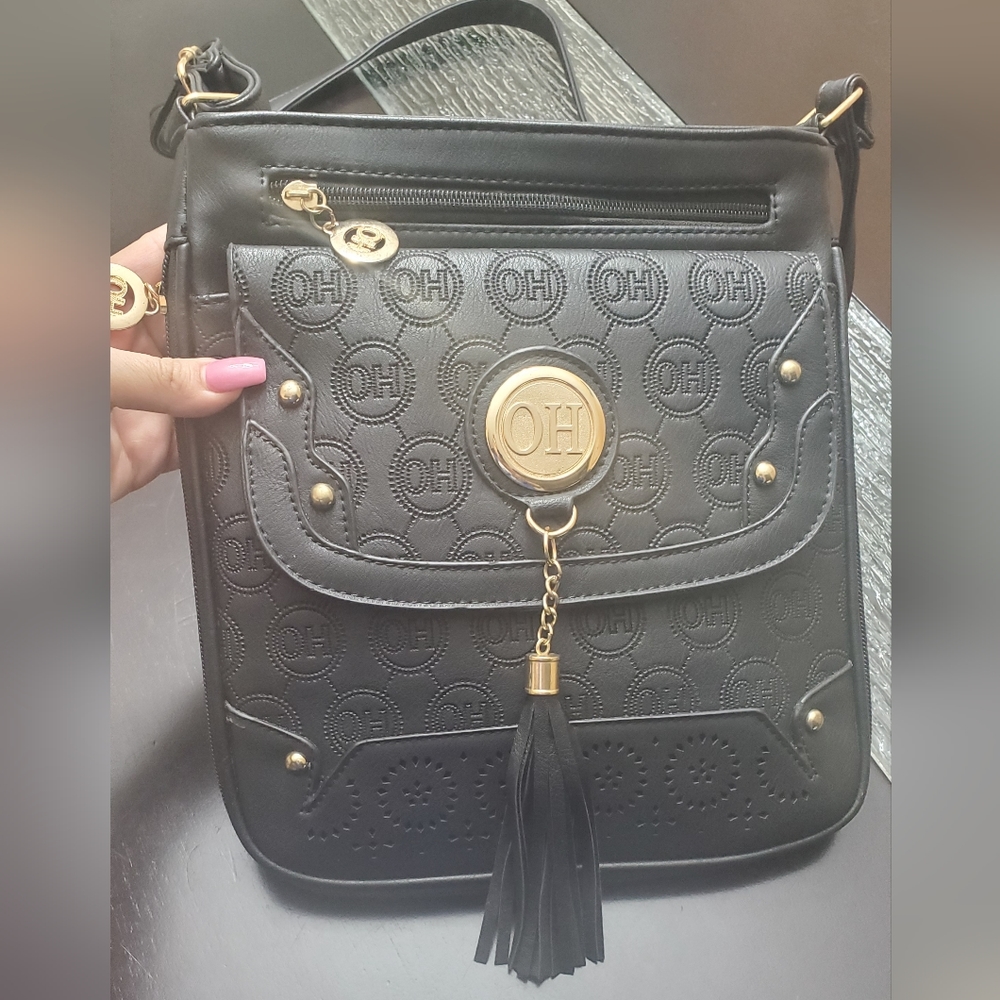 (MUST BUNDLE)MWOT Womens Black and Gold bag